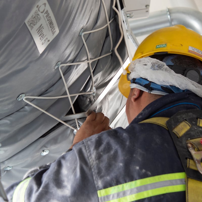 Técnico de Proindesa instalando aislamiento térmico