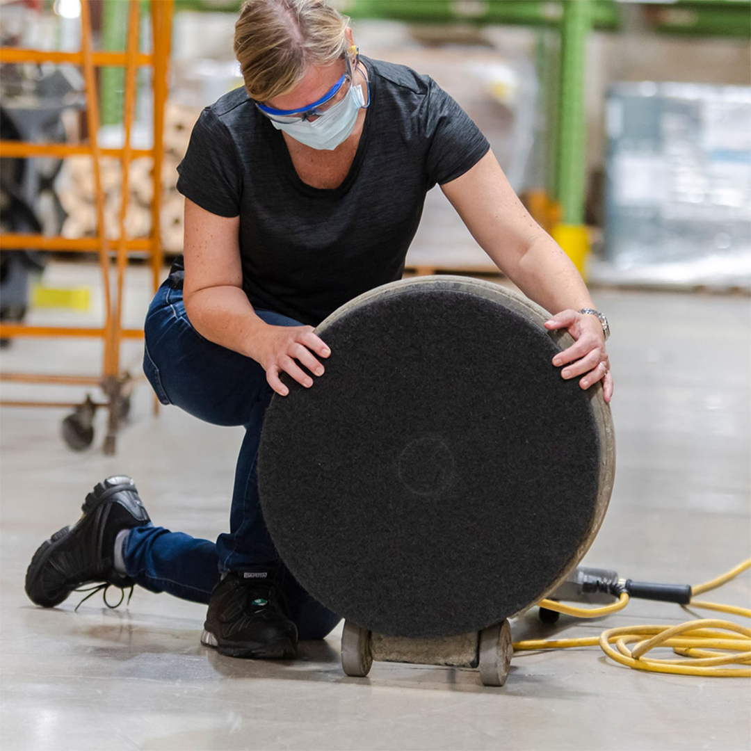 Pad para Pisos 3M™ Scotch-Brite™ 7200 Negro de 20" | Disco de Decapado - foto 4